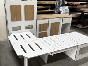 UIT VOORRAAD LEVERBAAR Showmodel - MEUBELSET: Kastenwand + hoekbank/bed T5 & T6 - lengte 1