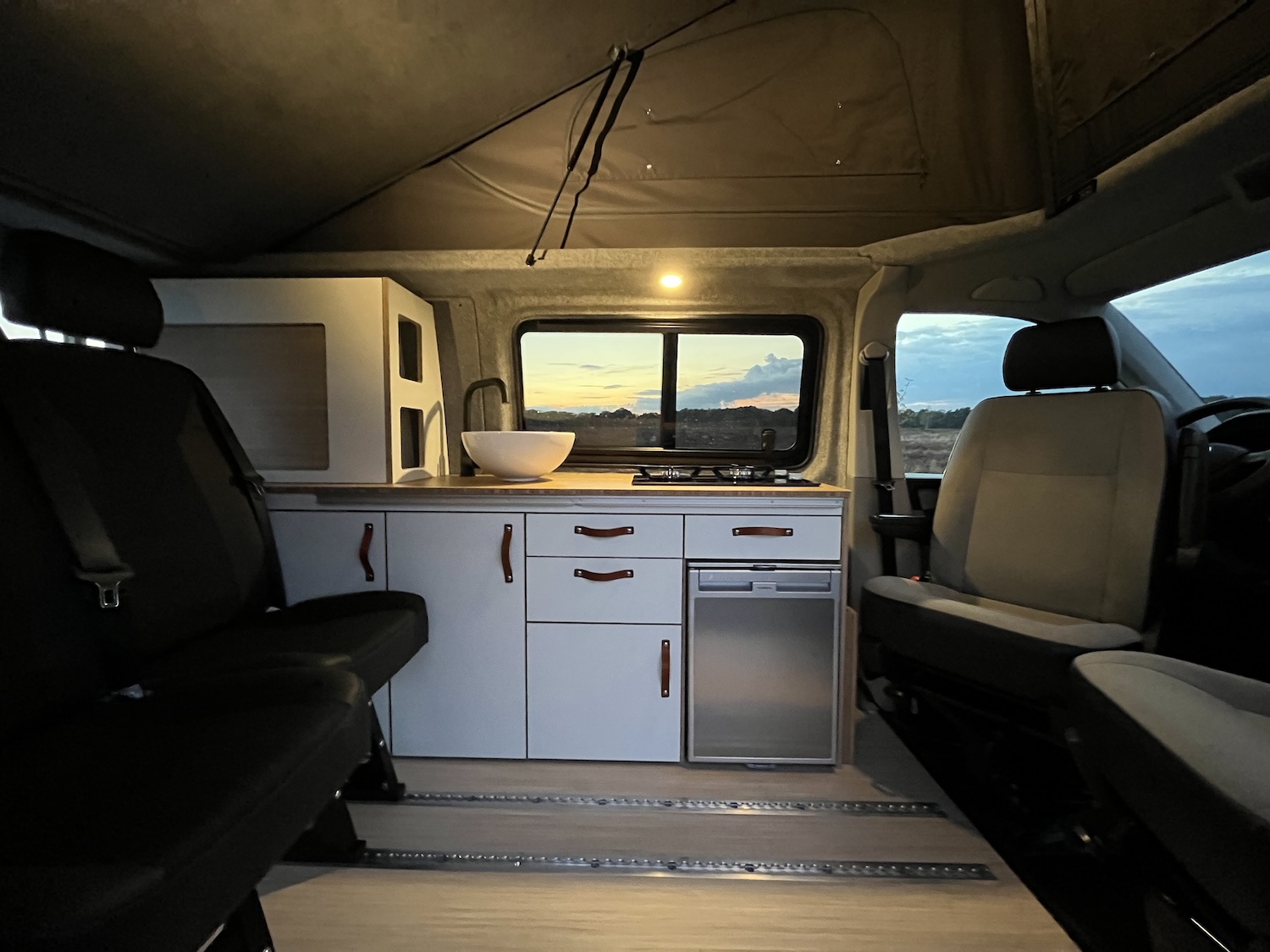 UIT VOORRAAD LEVERBAAR: Showmodel Kastenwand incl. T5 & T6 - lengte 1