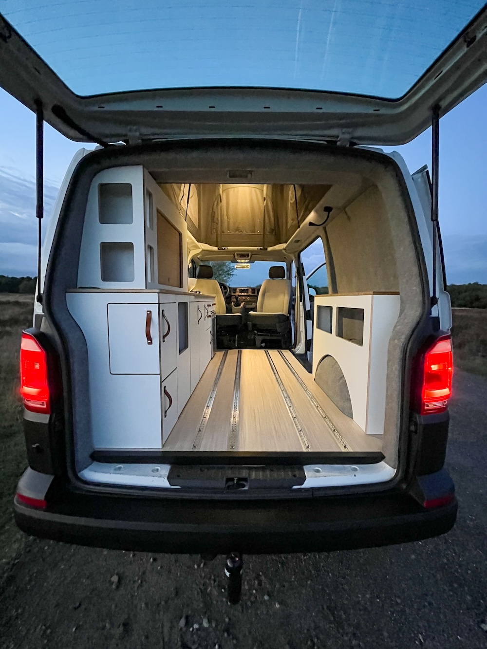 UIT VOORRAAD LEVERBAAR: Showmodel Kastenwand incl. T5 & T6 - lengte 1 - Afbeelding 2