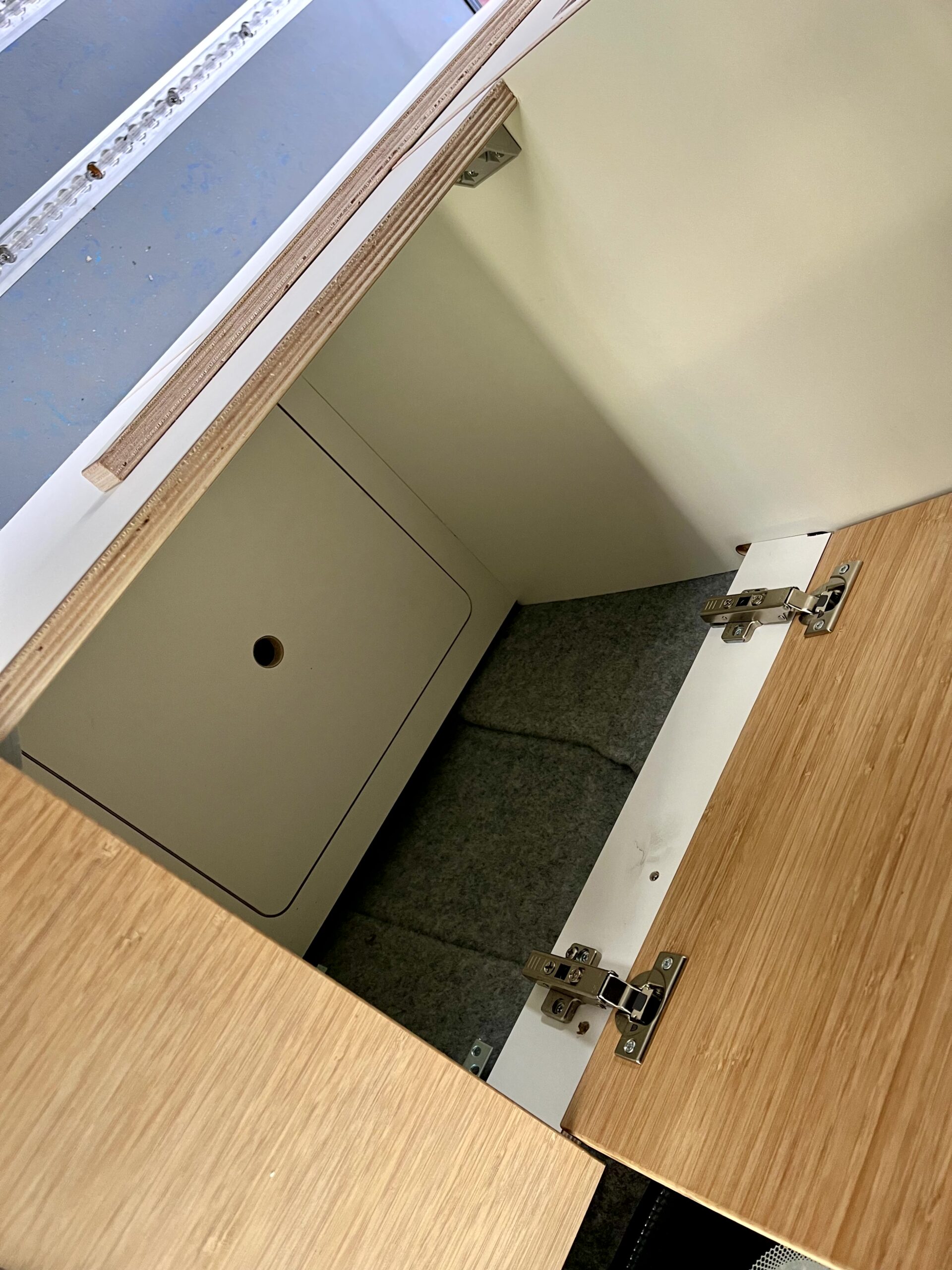 Showmodel - Campermeubelset: Kastenwand + bed T5 & T6 - lengte 1 - Afbeelding 7